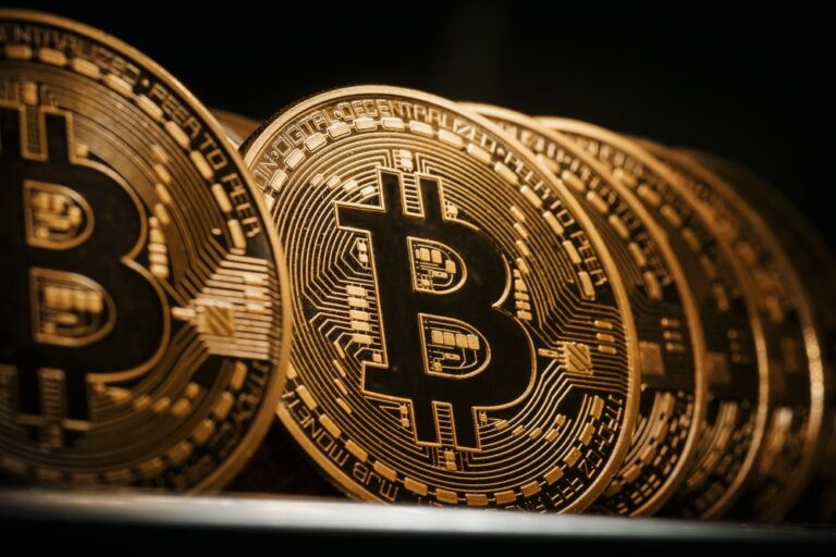 Bitcoin roza los $93,000 y EE. UU. decide el futuro regulatorio.