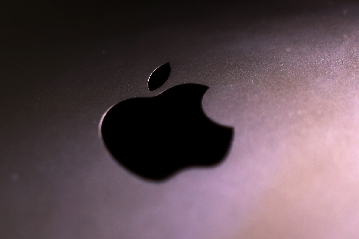 Logo de Apple en la tapa de una computadora portátil