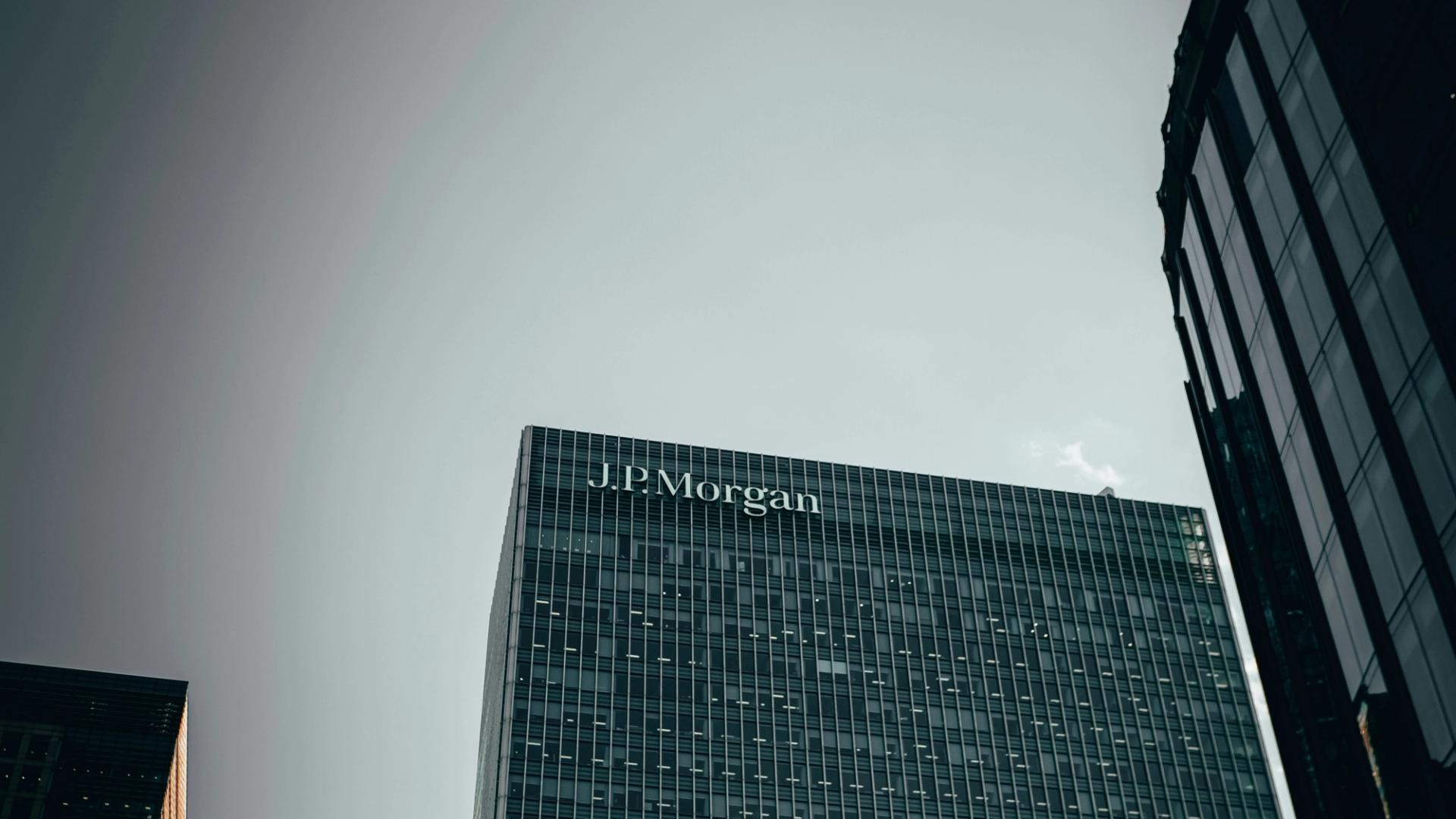 Logotipo de JPMorgan con una representación de la red Ethereum