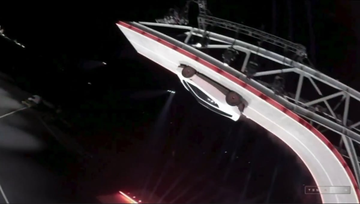 Tesla Roadster volando con propulsores de SpaceX